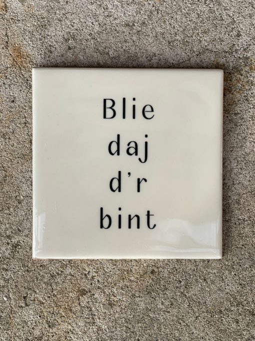 Tegeltje spreuktegel Blie daj d'r bint