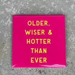 Tegeltje Older wiser & hotter than ever | Hippe Spreuktegel | Afscheid cadeau| Nieuwe woning cadeau | Housewarming cadeau |Verjaardagscadeau | Birthday |Verjaardag |brievenbuscadeau