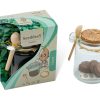Kweekset glazen potje met zaden en houten lepel, kamille, thee