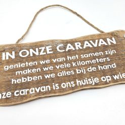 Bordje hangend 12x30cm In onze caravan natural