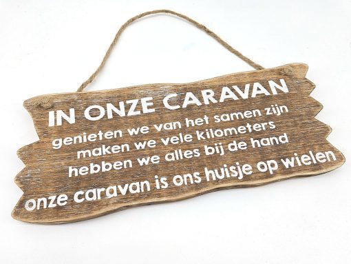 Bordje hangend 12x30cm In onze caravan natural