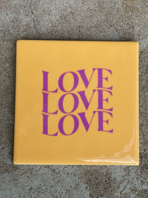 Tegeltje Love Love Love | Hippe Spreuktegel | Afscheid cadeau| Nieuwe woning cadeau | Housewarming cadeau |Verjaardagscadeau | Birthday |Verjaardag |brievenbuscadeau