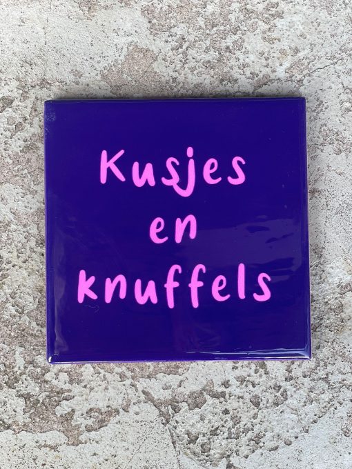 Tegeltje Kusjes en knuffels | Hippe Spreuktegel | Afscheid cadeau| Nieuwe woning cadeau | Housewarming cadeau |Verjaardagscadeau | Birthday |Verjaardag |brievenbuscadeau