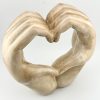 Aardewerk ornament hart handen beige | beeldje handen die een hart maken | 17x8x19,5cm | decoratie beeldje