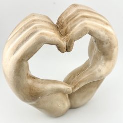Aardewerk ornament hart handen beige | beeldje handen die een hart maken | 17x8x19,5cm | decoratie beeldje