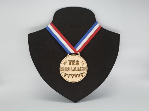 Medaille geslaagd blank berken 9x8cm