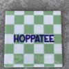 Tegeltje Hoppatee | Hippe Spreuktegel | Afscheid cadeau| Nieuwe woning cadeau | Housewarming cadeau |Verjaardagscadeau | Birthday |Verjaardag |brievenbuscadeau