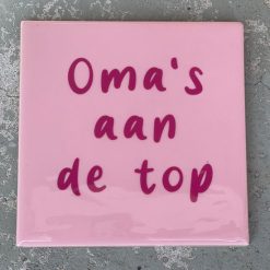 Tegeltje Oma's aan de top | Hippe Spreuktegel | Afscheid cadeau| Nieuwe woning cadeau | Housewarming cadeau |Verjaardagscadeau | Birthday |Verjaardag |brievenbuscadeau