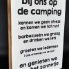 Tekstblok 25x18cm bij ons op de camping wit (zwart)