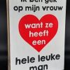 Tekstblok 25x18cm Ik ben gek op mijn vrouw want ze heeft een hele leuke man wit (zwart - rood)