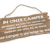 Bordje hangend 12x30cm In onze camper natural