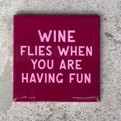 Tegeltje wine flies | Hippe Spreuktegel | Afscheid cadeau| Nieuwe woning cadeau | Housewarming cadeau |Verjaardagscadeau | Birthday |Verjaardag |brievenbuscadeau