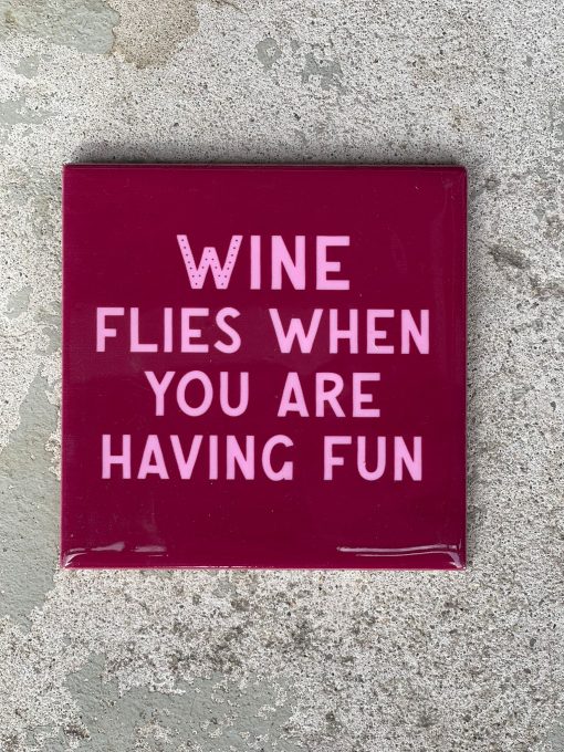 Tegeltje wine flies | Hippe Spreuktegel | Afscheid cadeau| Nieuwe woning cadeau | Housewarming cadeau |Verjaardagscadeau | Birthday |Verjaardag |brievenbuscadeau