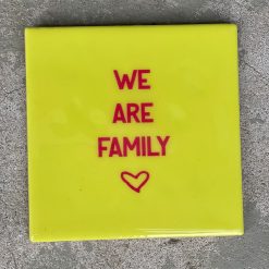 Tegeltje We are family | Hippe Spreuktegel | Afscheid cadeau| Nieuwe woning cadeau | Housewarming cadeau |Verjaardagscadeau | Birthday |Verjaardag |brievenbuscadeau
