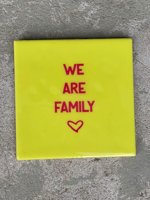 Tegeltje We are family | Hippe Spreuktegel | Afscheid cadeau| Nieuwe woning cadeau | Housewarming cadeau |Verjaardagscadeau | Birthday |Verjaardag |brievenbuscadeau