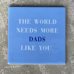 Tegeltje World needs more dads | Hippe Spreuktegel | Afscheid cadeau| Nieuwe woning cadeau | Housewarming cadeau |Verjaardagscadeau | Birthday |Verjaardag |brievenbuscadeau