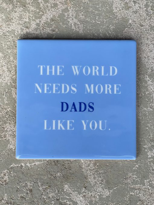 Tegeltje World needs more dads | Hippe Spreuktegel | Afscheid cadeau| Nieuwe woning cadeau | Housewarming cadeau |Verjaardagscadeau | Birthday |Verjaardag |brievenbuscadeau