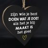 Teksthart Zijn wie je bent 25x25cm hangend zwart