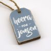 Hanger label Hoera een jongen baby blauw 6x4cm hout