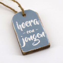 Hanger label Hoera een jongen baby blauw 6x4cm hout