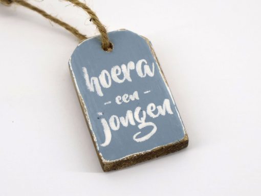 Hanger label Hoera een jongen baby blauw 6x4cm hout