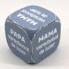Dobbelsteen Mama Papa verschoont de luier blauw 8x8cm