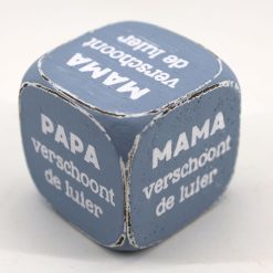 Dobbelsteen Mama Papa verschoont de luier blauw 8x8cm