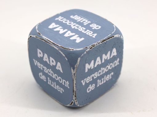 Dobbelsteen Mama Papa verschoont de luier blauw 8x8cm