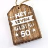 Hanger label Het leven begint bij 50 12x30cm (naturel)