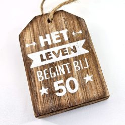 Hanger label Het leven begint bij 50 12x30cm (naturel)