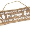 Bordje hangend Het geheim van een goed huwelijk 12x30cm (naturel)