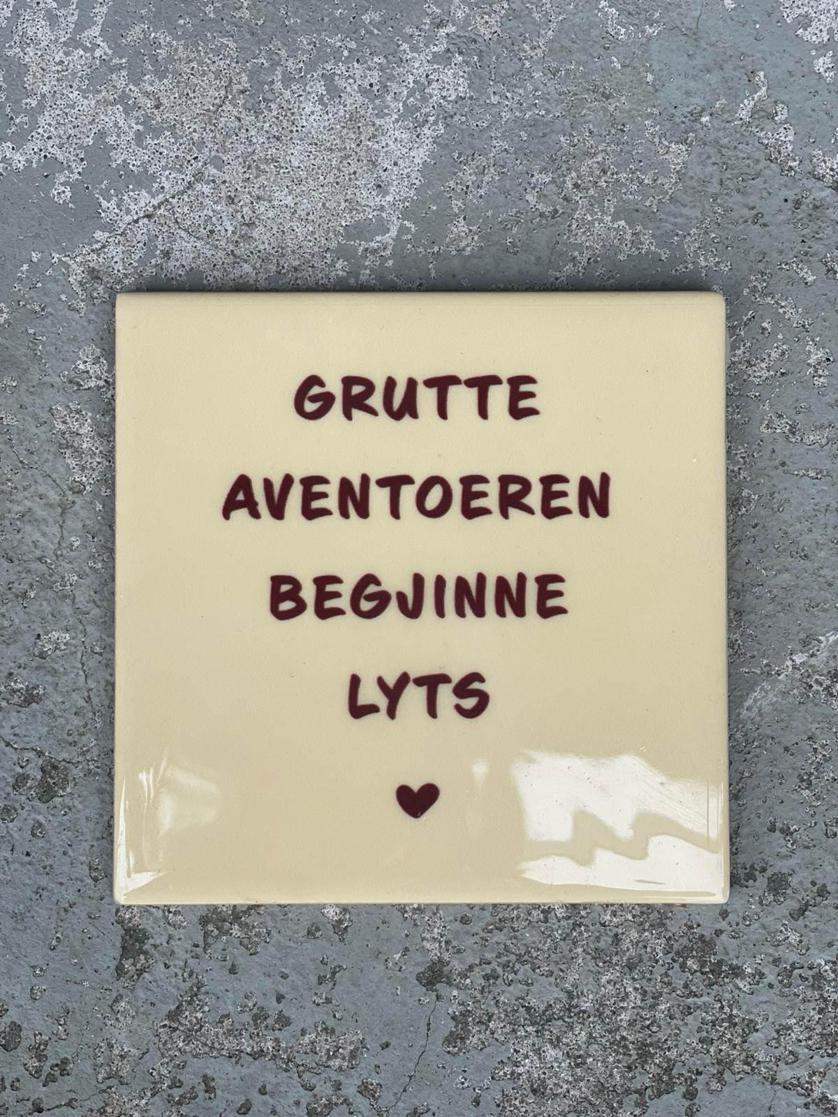 Tegeltje Grutte aventoeren (Fries) | Hippe Spreuktegel | Afscheid cadeau| Nieuwe woning cadeau | Housewarming cadeau |Verjaardagscadeau | Birthday |Verjaardag |brievenbuscadeau