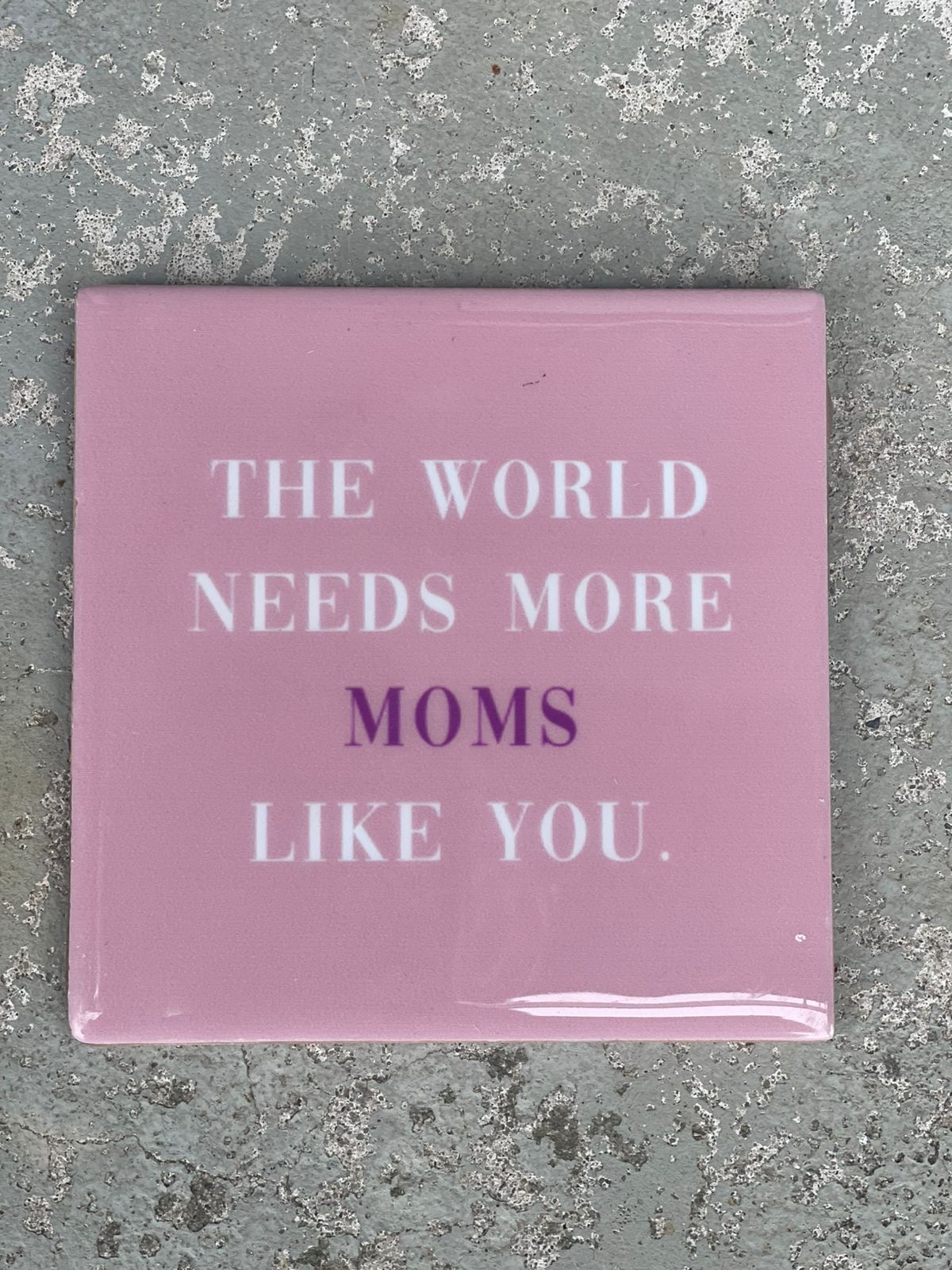 Tegeltje The world need more moms like you | Hippe Spreuktegel | Afscheid cadeau| Nieuwe woning cadeau | Housewarming cadeau |Verjaardagscadeau | Birthday |Verjaardag |brievenbuscadeau