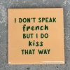 Tegeltje I don't speak french but i do kiss that way| Hippe Spreuktegel | Afscheid cadeau| Nieuwe woning cadeau | Housewarming cadeau |Verjaardagscadeau | Birthday |Verjaardag |brievenbuscadeau