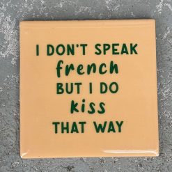 Tegeltje I don't speak french but i do kiss that way| Hippe Spreuktegel | Afscheid cadeau| Nieuwe woning cadeau | Housewarming cadeau |Verjaardagscadeau | Birthday |Verjaardag |brievenbuscadeau