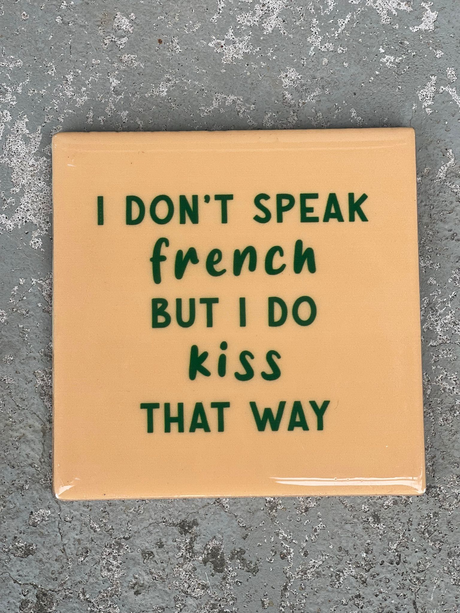 Tegeltje I don't speak french but i do kiss that way| Hippe Spreuktegel | Afscheid cadeau| Nieuwe woning cadeau | Housewarming cadeau |Verjaardagscadeau | Birthday |Verjaardag |brievenbuscadeau