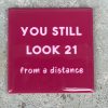 Tegeltje You still look 21 from a distance | Hippe Spreuktegel | Afscheid cadeau| Nieuwe woning cadeau | Housewarming cadeau |Verjaardagscadeau | Birthday |Verjaardag |brievenbuscadeau