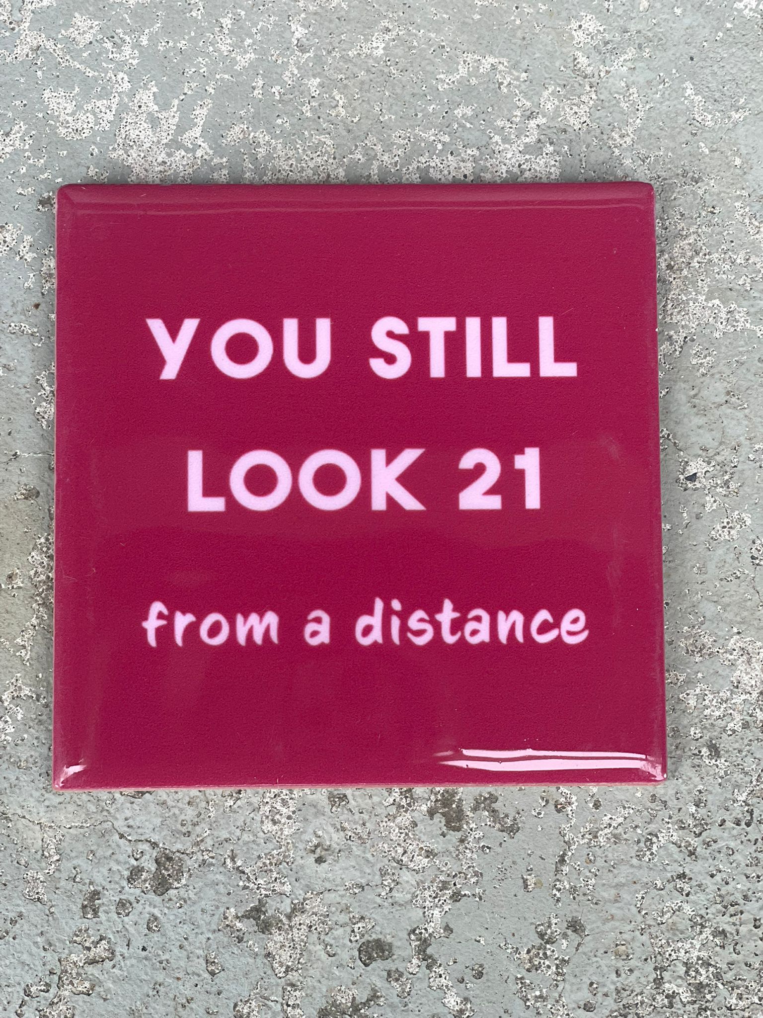 Tegeltje You still look 21 from a distance | Hippe Spreuktegel | Afscheid cadeau| Nieuwe woning cadeau | Housewarming cadeau |Verjaardagscadeau | Birthday |Verjaardag |brievenbuscadeau