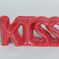Decoratie letters KISS rood 20x6,5x9cm